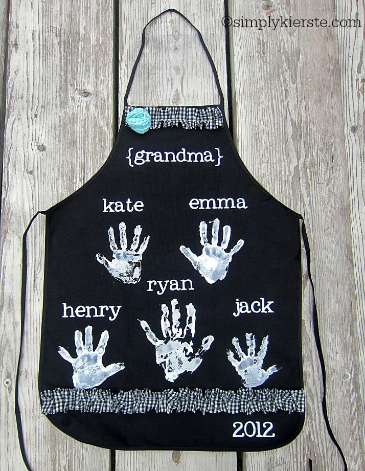 mother's day handprint aprons | simplykierste.com