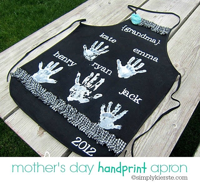 mother's day handprint apron | simplykierste.com